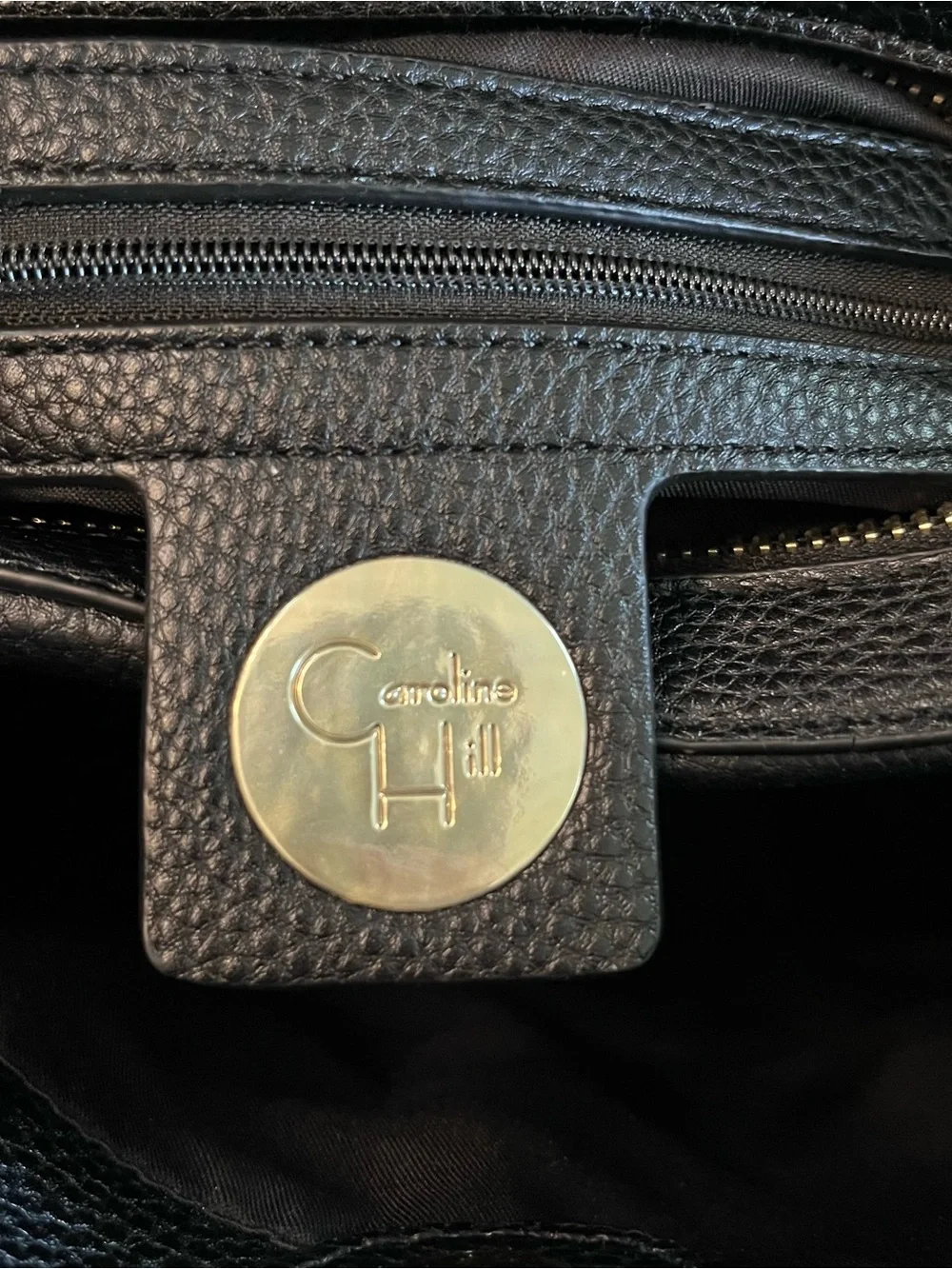 Carolina Hill compact black